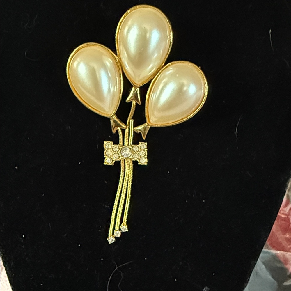 Elegant Gold and Cream Balloon Brooch